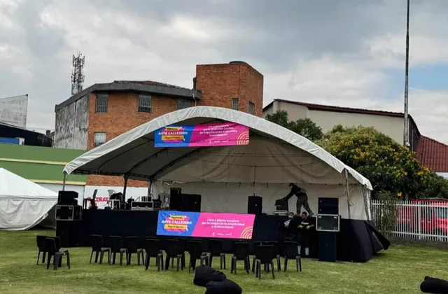 Tarima Cubierta con Carpa y Sonido